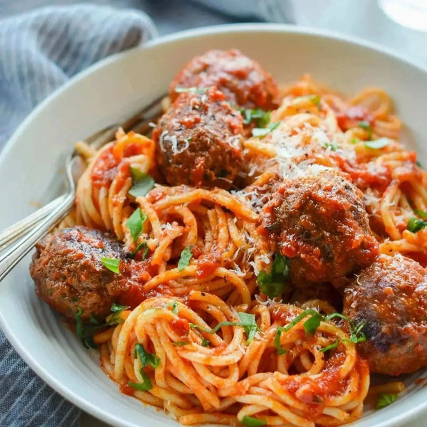 Fatti's & Moni's Spaghetti with meatballs in tomato sauce, authentic Italian meal, 500g pack.