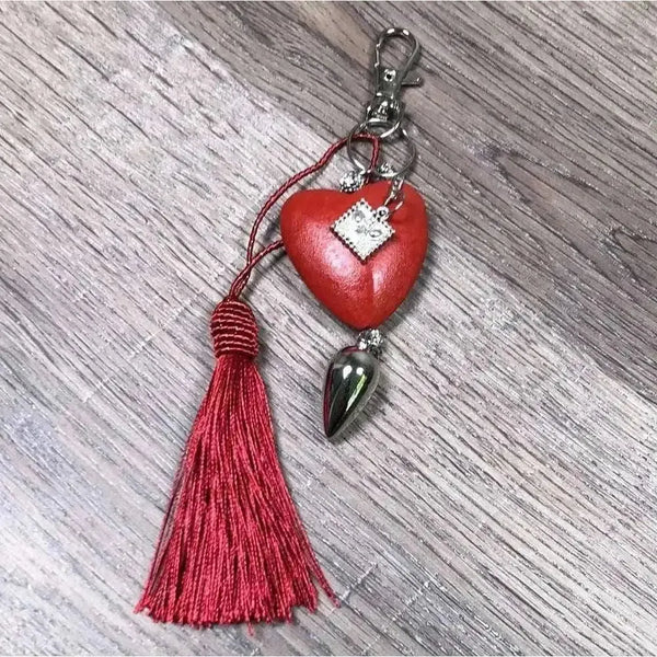 Red heart keyring with "Believe" text and large green heart background, 50mm size