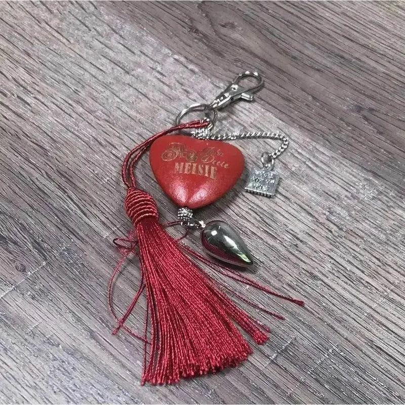 Red heart keyring with "John Deere Meisie" text, 50mm size
