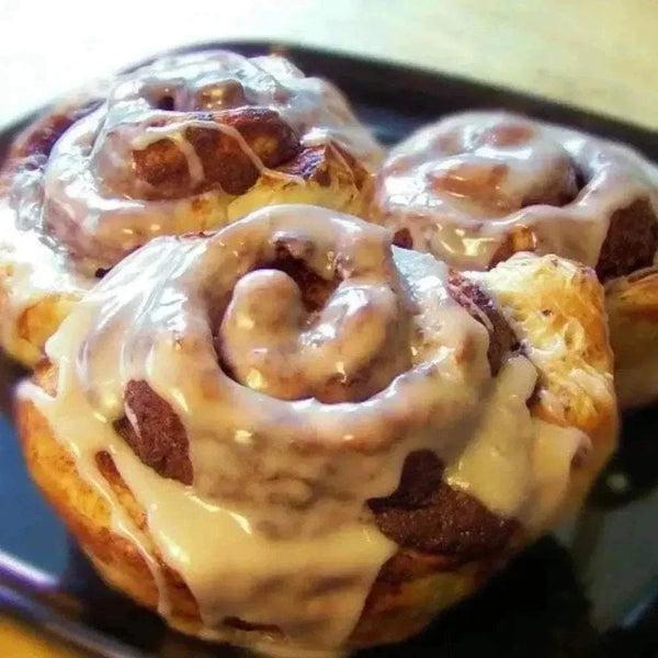 Gourmet Cravings Cinnamon Rolls 825g baking kit with cinnamon swirl and glaze