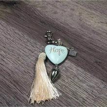 Green heart keyring with "Hope" text, 50mm size
