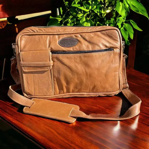 Woesmooi genuine leather light-colored laptop bag with adjustable shoulder strap for laptops up to 15.6 inches